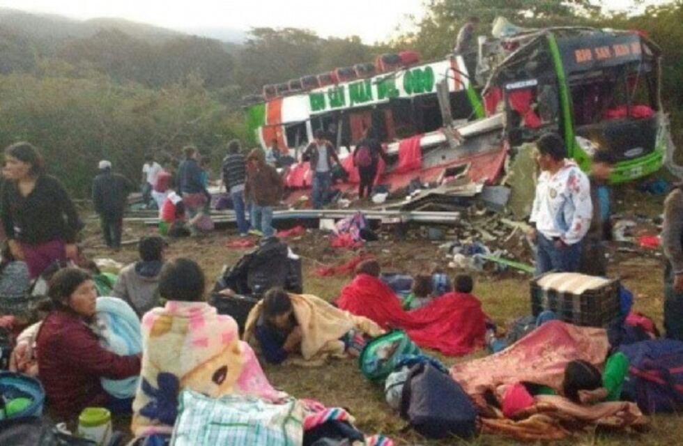 Dos muertos y sesenta heridos tras el vuelco en Catamarca de un micro que salió de Mendoza