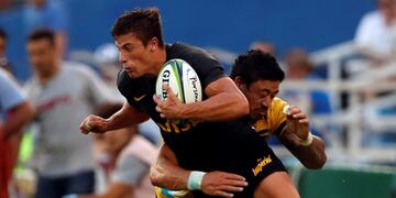 BAS130\u002E BUENOS AIRES (ARGENTINA) 03/03/2018\u002E- El jugador Pablo Matera (i) de los Jaguares de Argentina disputa el balón con el jugador Ben Lam (d) de los Hurricanes neozelandeses durante el partido de la liga Super Rugby que se juega hoy, sábado 3 de marzo e 2018, en el estadio Jose Amalfitani de Buenos Aires (Argentina)\u002E EFE/David Fernández