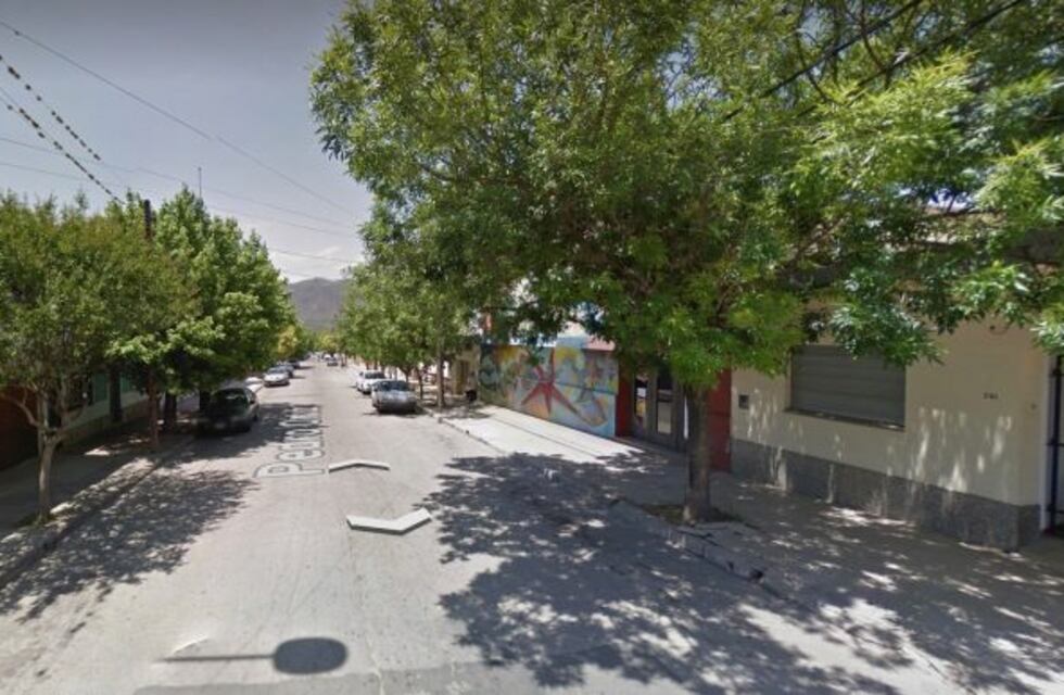 Robaron un celular en una despensa de Cosquín: un menor detenido y un prófugo