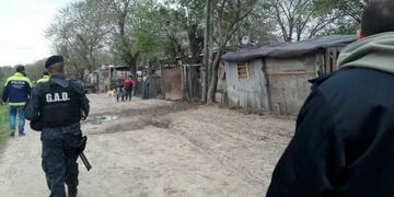 Operativo simultáneo en barrio Los Provincianos y Villa Piolín terminó con varios detenidos\u002E (El Informante)