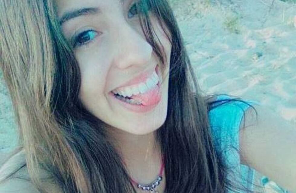 Le robaron todo y rifa su guitarra para ayudar a sus padres