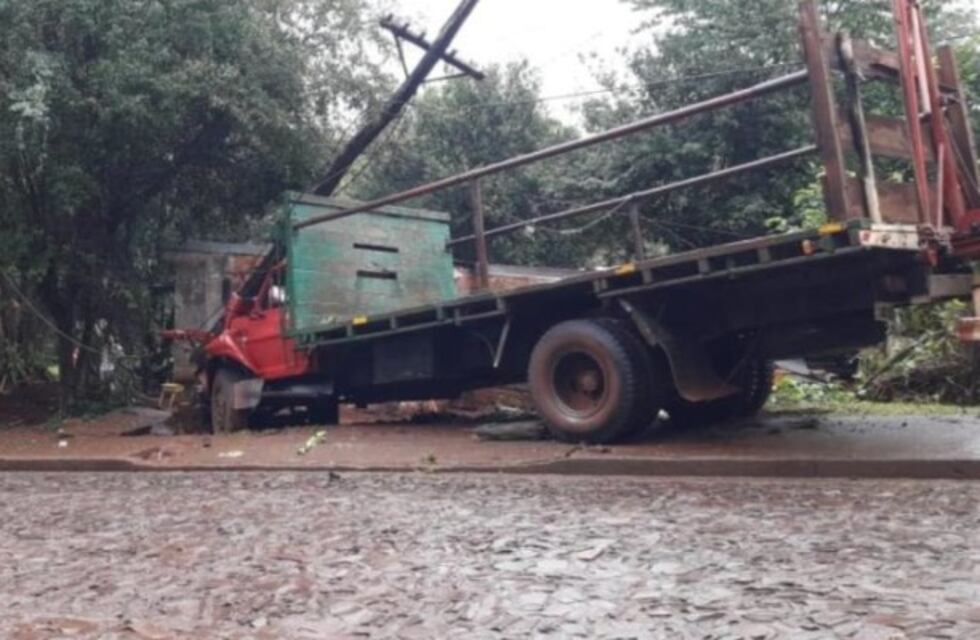 Otro camión pero nuevo choque contra la misma casa de Montecarlo