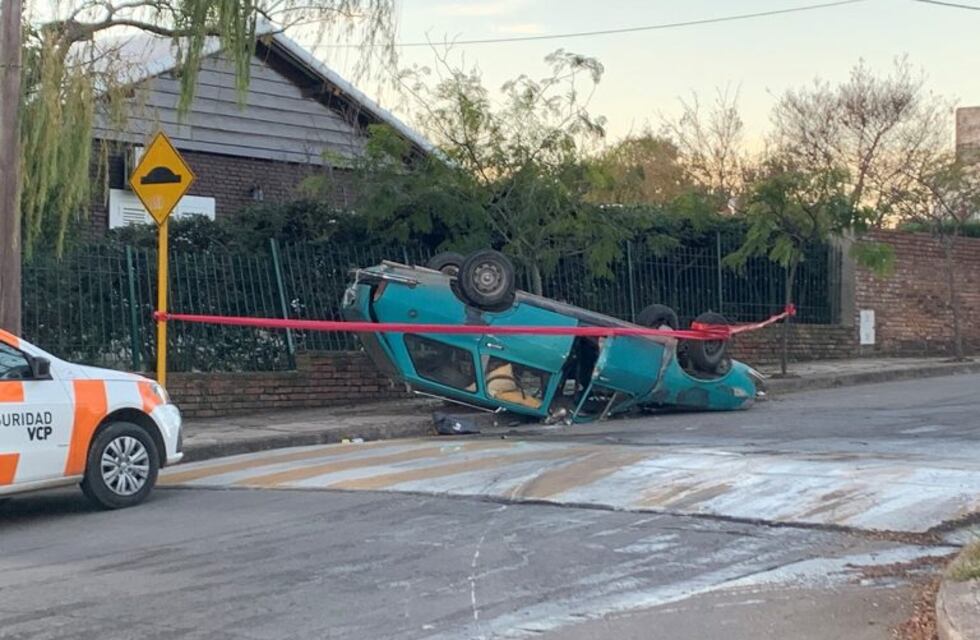 Se salvaron de milagro: una niña y su familia resultaron ilesos tras volcar su auto en plena calle