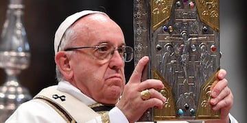 El Papa Francisco lavó los pies de 12 presos, incluido un argentino