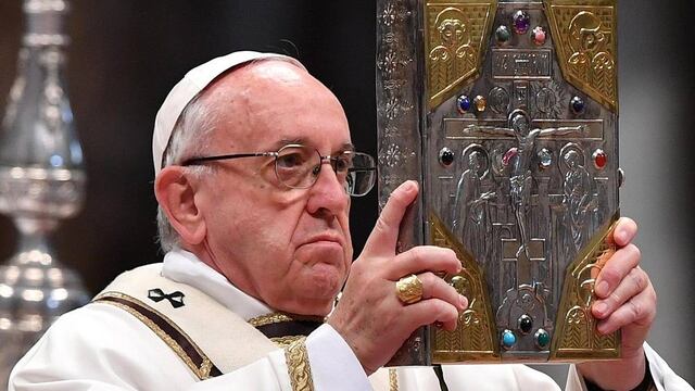 El Papa Francisco lavó los pies de 12 presos, incluido un argentino