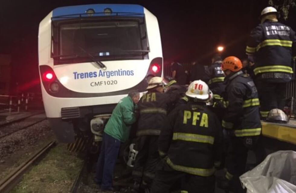 Tragedia en Villa Lugano: murió una mujer luego de que el tren arrollara su auto