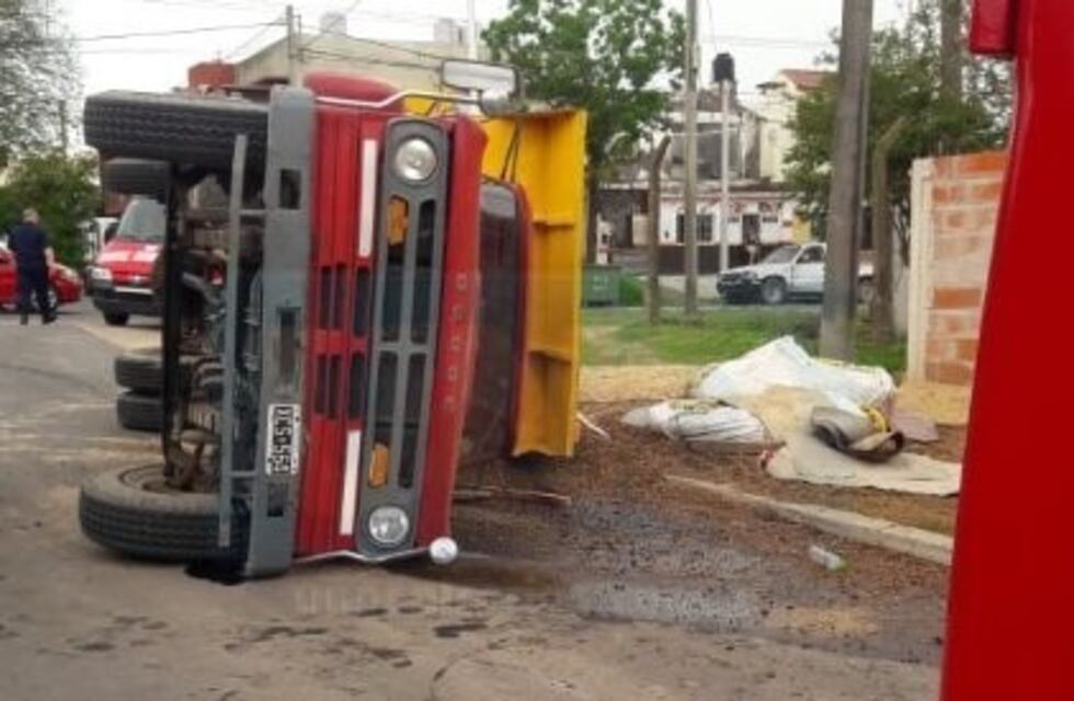 Un camión volcó y el conductor quedó atrapado