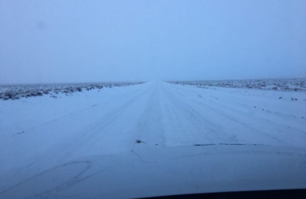 Hay camiones atravesados en la zona de Cañadón Ferrays por la nieve