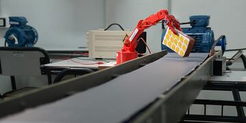 Nuevo laboratorio de robótica y automatización industrial para estudiantes\u002E (Comunicación Gobierno Tucumán)