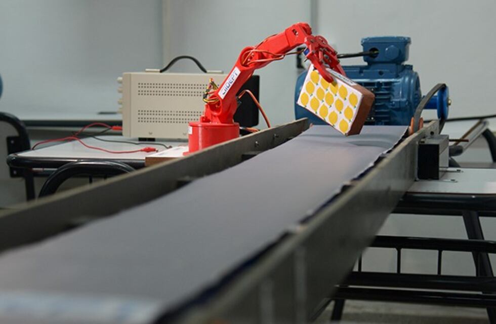 Nuevo laboratorio de robótica y automatización industrial para estudiantes