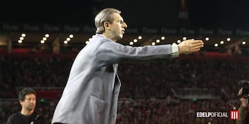 Merecido y emotivo homenaje a Carlos Salvador Bilardo (web)\u002E