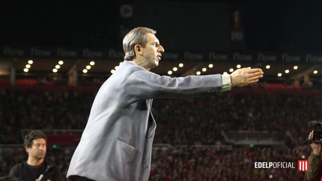 Merecido y emotivo homenaje a Carlos Salvador Bilardo (web)\u002E