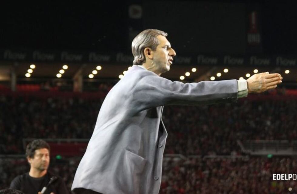 Carlos Bilardo se emocionó al ver fotos de su estatua en Estudiantes