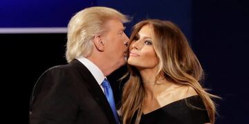 Donald Trump besa a su esposa, Melania. (Foto: AP Photo/David Goldman)