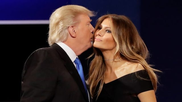 Donald Trump besa a su esposa, Melania. (Foto: AP Photo/David Goldman)