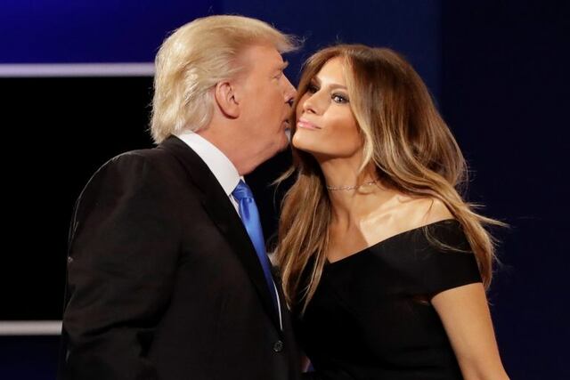 Donald Trump besa a su esposa, Melania. (Foto: AP Photo/David Goldman)