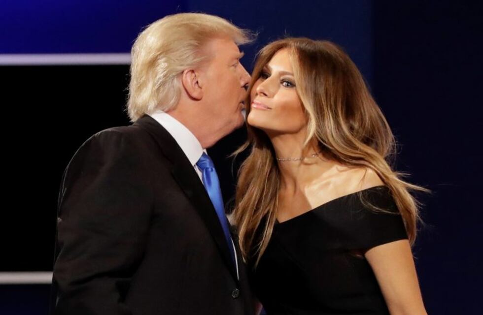 Tras la difusión de un polémico video, Melania Trump dijo que su marido fue incitado a hacer comentarios sexistas