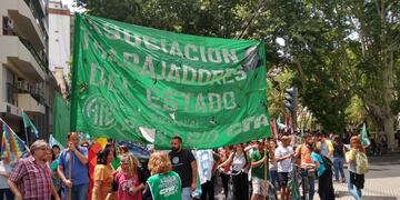 Los sindicatos partieron desde la sede local del Gobierno provincial\u002E (@ctarosario)