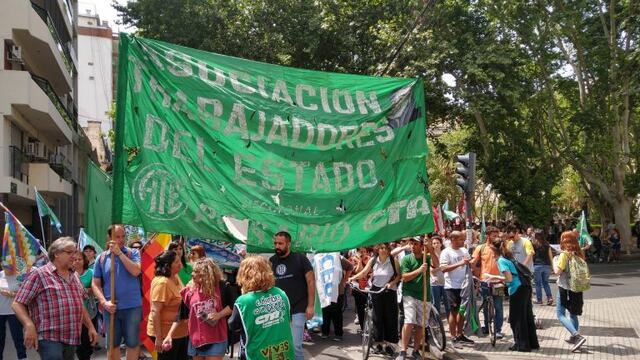 Los sindicatos partieron desde la sede local del Gobierno provincial\u002E (@ctarosario)
