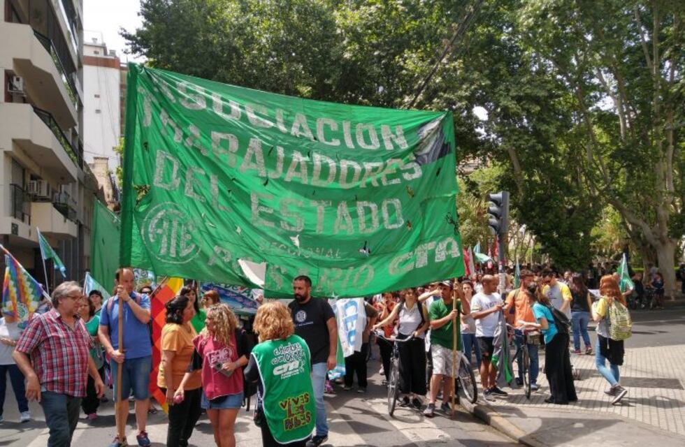 ATE y otros gremios estatales marcharon en reclamo de mejoras salariales