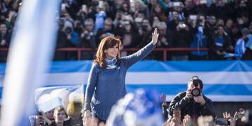 ARCHIVO - La ex presidenta argentina Cristina Fernández de Kirchner el 20/06/2017 durante el acto de lanzamiento de su nuevo frente opositor Unidad Ciudadana en Buenos Aires, Argentina\u002E Kirchner y el presidente argentino, Mauricio Macri, volverán a protagonizar un enfrentamiento electoral en las elecciones primarias legislativas el 13 de agosto\u002E (Vinculado al texto de dpa \