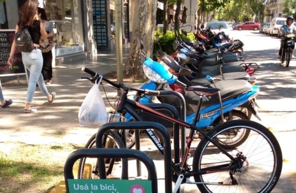 Instalaron nuevos bicicleteros en el centro