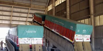 Trucks unload soy beans at the Louis Dreyfus processing plant near Rosario's port, September 8, 2010\u002E Argentina is the world's largest exporter of soy meal and oil which are mainly processed in Rosario\u002E Picture taken September 8, 2010\u002E REUTERS/Nicolas Misculin (ARGENTINA - Tags: BUSINESS AGRICULTURE) rosario camiones descargan granos de soja en la planta de procesamiento de Louis Dreyfus cerca del puerto de Rosario Argentina es el mayor exportador mundial de harina de soja y el petróleo que se procesan principalmente en Rosario