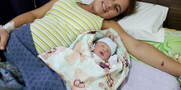 Leticia junto a su pequeño Jesús que nació en el mediodía del 1 de enero en el Hospital Cruz Felipe Arnedo de Clorinda (Web)