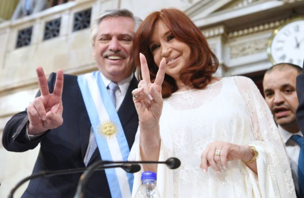 Cristina Kirchner firmó el acta de traspaso de mando y quedó a cargo de la Presidencia