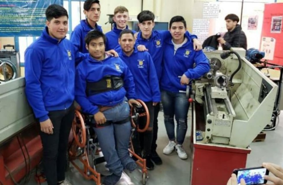 Otro premio para los chicos que crearon una silla postural para su compañero