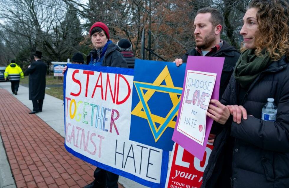 Nueva York y otro ataque antisemita: apuñalaron a cinco personas en la casa de un rabino