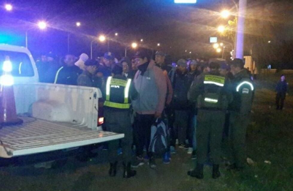 Los hinchas de Boca detenidos en la autopista a Santa Fe no podrán volver a entrar a ningún estadio