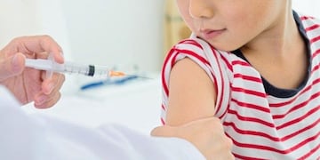 Vacunación contra el Sarampión. Los bebés de 6 a 11 meses deben recibir una dosis de vacuna doble viral o triple viral.