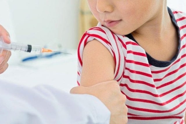 Vacunación contra el Sarampión. Los bebés de 6 a 11 meses deben recibir una dosis de vacuna doble viral o triple viral.