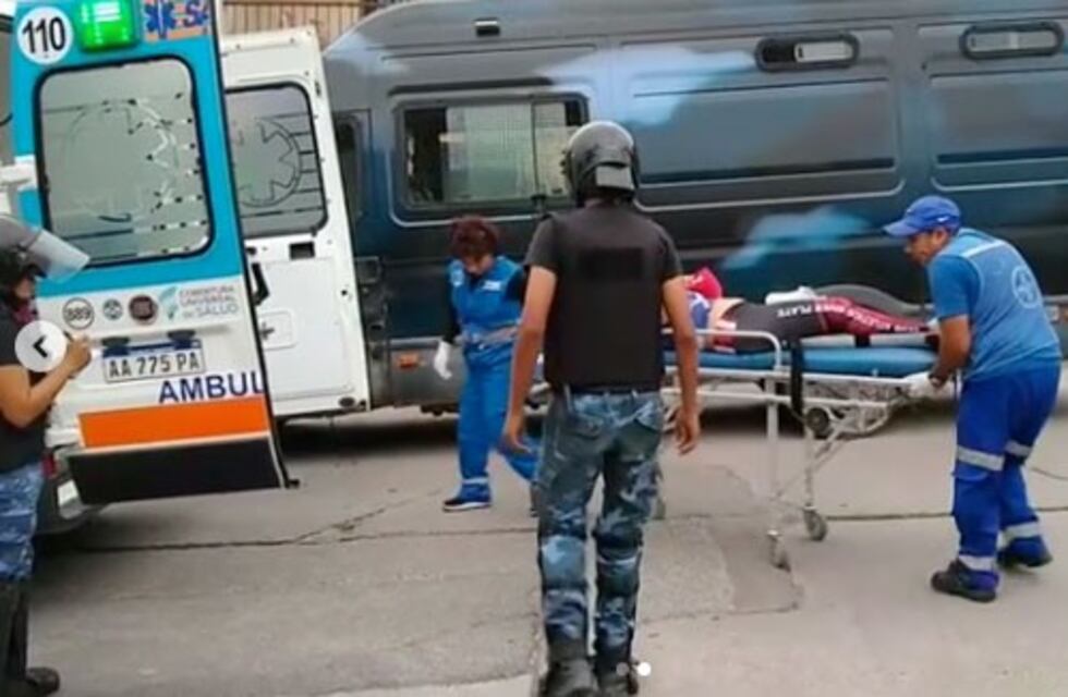 Hinchas de Juventud cayeron de un camión y terminaron bajo sus ruedas