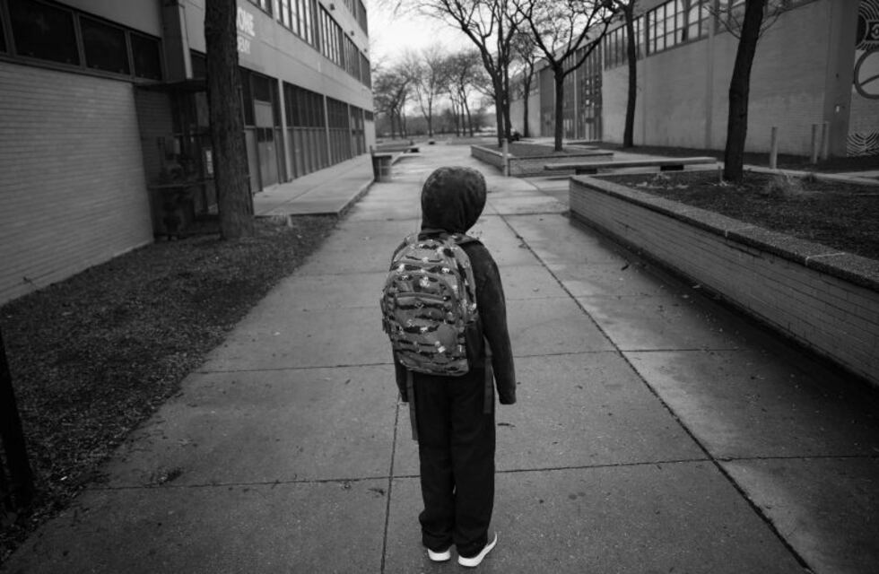 Cansado de que le peguen, un chico de 12 años escapó de su casa en bicicleta y con su mochila