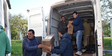 Distribuyen las urnas al interior