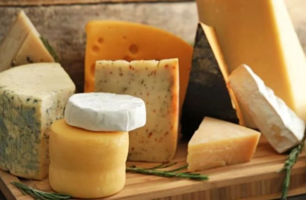 Escondió entre su ropa pedazos de queso para no pagar, pero lo descubrieron