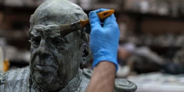 En esta foto del 6 de noviembre de 2018, un hombre trabaja en una estatua del ex presidente argentino Domingo Faustino Sarmiento en un hospital de estatuas en Buenos Aires, Argentina\u002E Crédito: AP Photo/Natacha Pisarenko\u002E