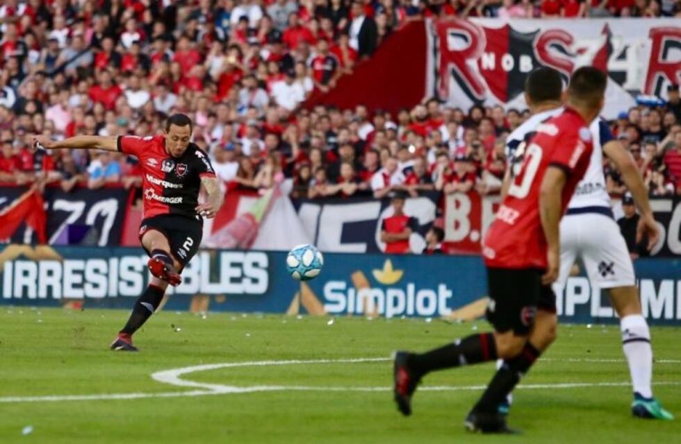 Más pendiente de Maradona que del partido, Newell's cayó 4 a 0 ante Gimnasia de La Plata