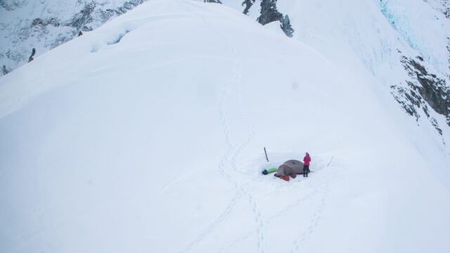 Natalia Martu00ednez estu00e1 atrapada en una montau00f1a de Canu00e1da tras una seria de terremotos y avalanchas.