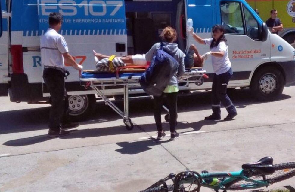 Insólito: un ciclista terminó internado luego de que se le clavara el manubrio
