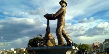 caleta olivia monumento al obrero petrolero