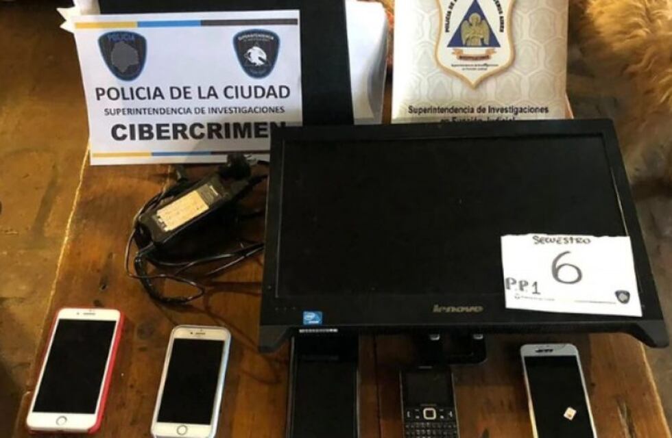 Tras la detención de un expolicía por pornografía infantil, allanaron una casa en Carlos Casares
