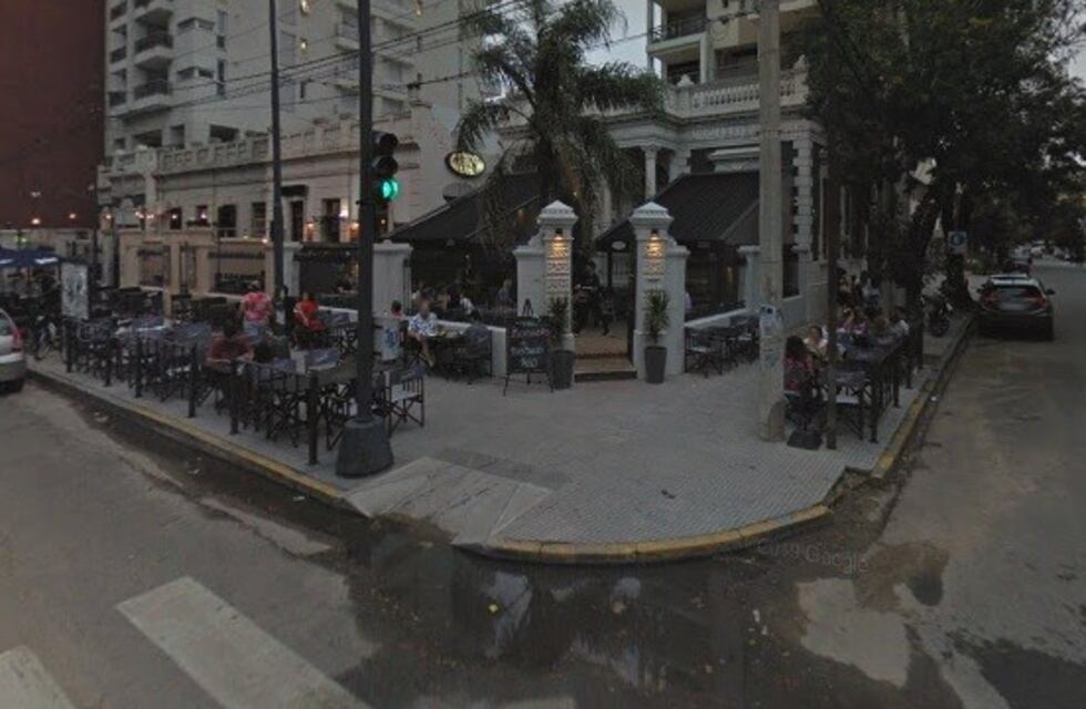 Dejó la camioneta abierta cuando bajó a comprar una torta: le robaron 300 mil pesos