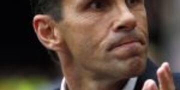 Sunderland manager Gustavo Poyet applauds the fans following their English Premier League soccer match against Manchester United at the Stadium of Light in Sunderland, northern England August 24, 2014. REUTERS/Andrew Yates  (BRITAIN - Tags: SPORT SOCCER) FOR EDITORIAL USE ONLY. NOT FOR SALE FOR MARKETING OR ADVERTISING CAMPAIGNS. NO USE WITH UNAUTHORIZED AUDIO, VIDEO, DATA, FIXTURE LISTS, CLUB/LEAGUE LOGOS OR