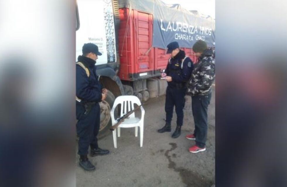 Detuvieron a un camionero que iba manejando borracho y estaba armado