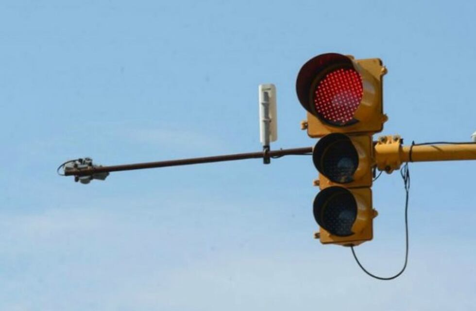 Cruzó en rojo, le mostró los genitales a la policía e hirió a un efectivo