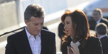 ampliacion de la autopista illia entre las vias del Ferrocarril Belgrano que tuvieron que ser corridas unos metros y el Aeroparque Jorge Newbery\r\nNUEVO TRAMO DE LA AUTOPÍSTA ILLIA QUE UNE LA 9 DE JULIO CON LA GENERAL PAZ\r\nDYN31, BUENOS AIRES 06/06/14, LA PRESIDENTA CRISTINA FERNANDEZ COMPARTE ESTA TARDE CON EL JEFE DE GOBIERNO PORTEÑO MAURICIO MACRI LA INAUGURACIÓN DE LA AMPLIACIÓN DE LA AUTOPISTA ARTURO ILLIA \r\nFOTO-DYN/EZEQUIEL PONTORIERO buenos aires cristina fernandez de kirchner mauricio macri inauguracion de la ampliacion de la autopista illia inauguran prolongacion de la autopista jefe porteño ciudad presidenta de la nacion