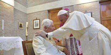 El Papa Francisco saluda a su antecedor Benedicto XVI (AFP)
